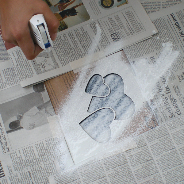 Cómo pintar sobre tela con spray, utilizando una plantilla ...
