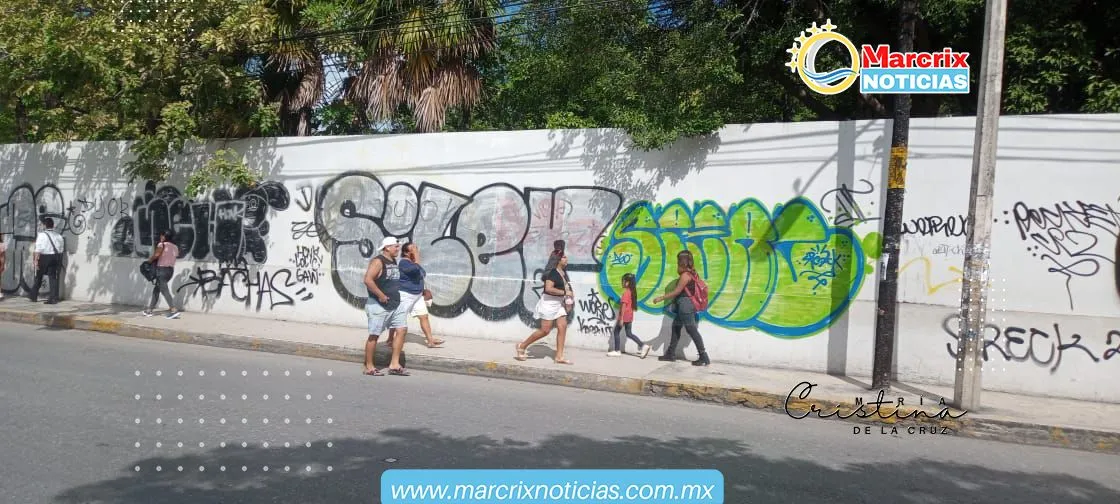 Pintarrajean grafiteros bardas hasta en el primer cuadro de Cancún -