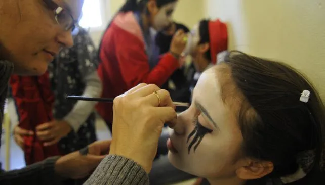 Pintarse la cara para la "School Murga" | La Voz del Interior