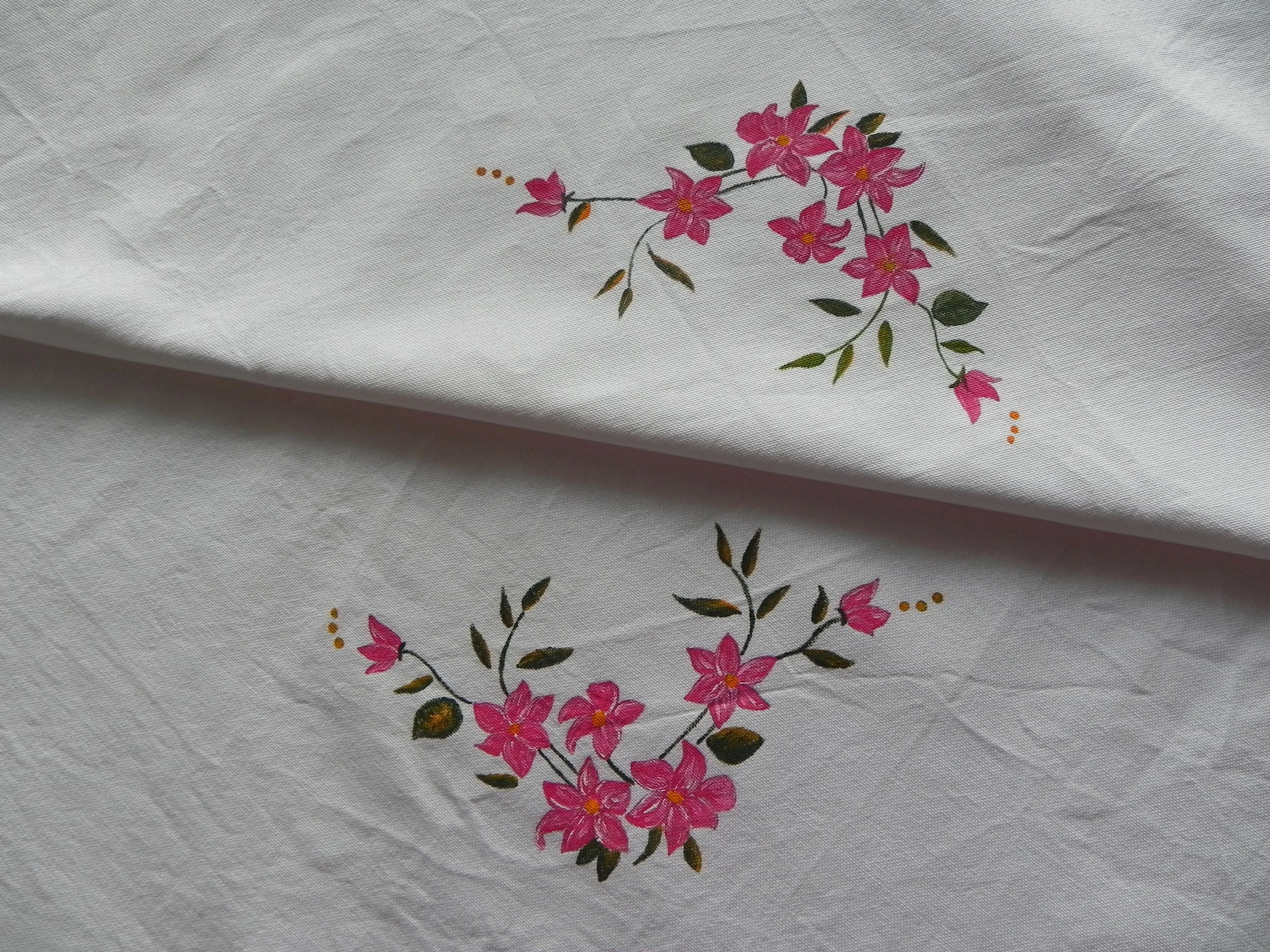Pintura en tela, otro mantel,a painted tablecloth | Tijeras y cuchara
