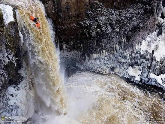 Un piragüista americano se hunde 70 metros en las cataratas del afluente del río Klickitat, Washington. Jed Weingarten.