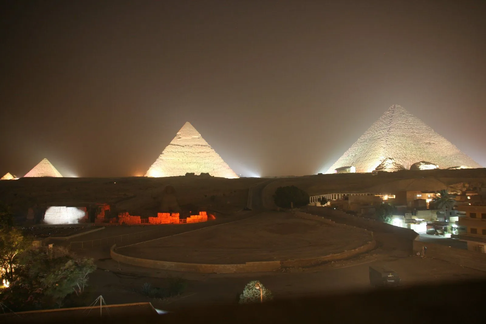 piramides giza noche