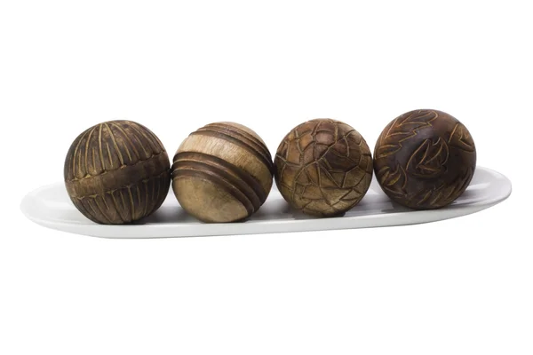 primer plano de bolas decorativas de madera en una bandeja — Foto ...