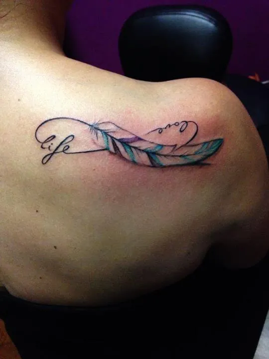 Pluma, Signo Infinito y Frase: Love-Life - Tatuajes para Mujeres