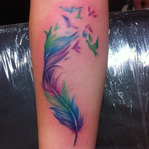 Plumas de colores tattoo - Imagui