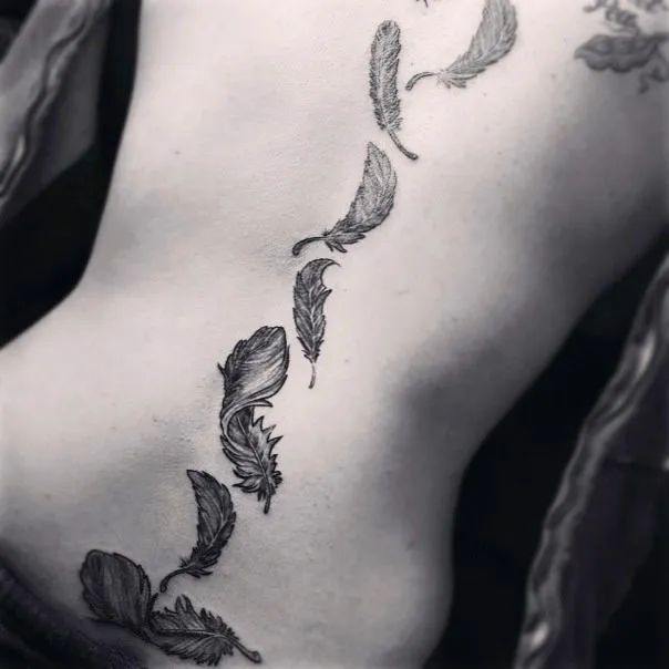 Plumas en la espalda - Tatuajes para Mujeres