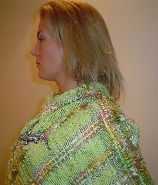 Poncho tejido en lana color verde combinada con tonalidades en ...