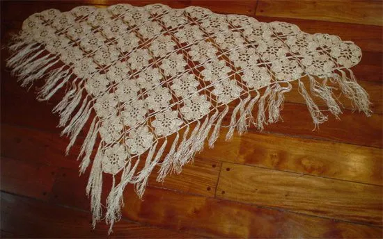 Poncho tejido artesanalmente al crochet en hilo marfil, con ...