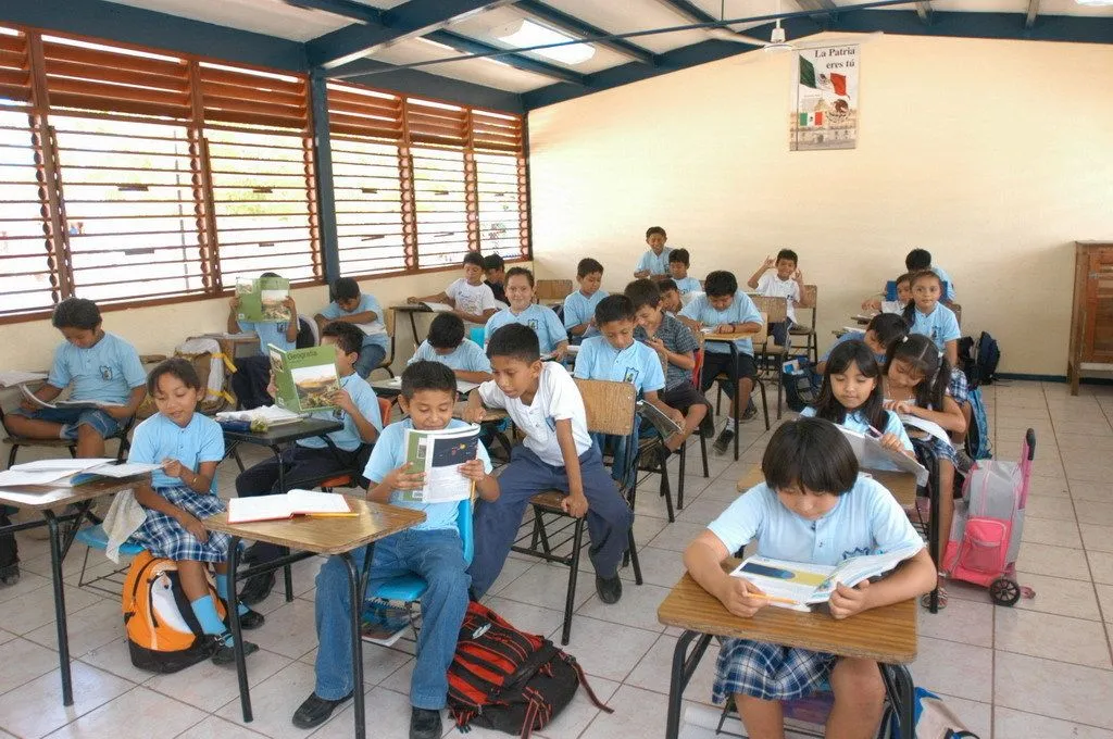 Prevención de Riesgos y Peligros en la Escuela: Dentro del Salón Prevención de Riesgos y Peligros en la Escuela: Dentro del Salón