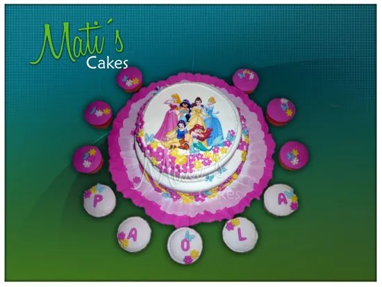  torta decorada con las princesas de disney con detalles de flores de ...