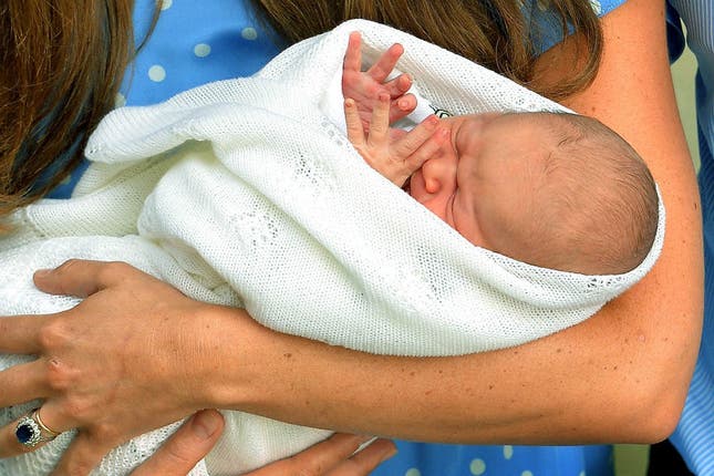 Los príncipes William y Kate presentaron a su bebe - lanacion.com