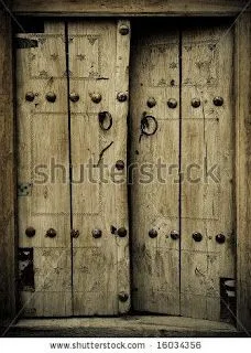 Puerta antigua dos hojas.  Su confección es con madera rusticas de 12 pulgadas de ancho, su marco es de la misma calidad de madera, su tratamiento de envejecido esta confeccionado con tintas de extracto Nogal.