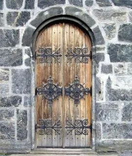Puerta medio punto madera. Puerta estilo antiguo muy usada en el siglo pasado, su confección es con tablón machihembrado.