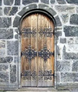 Puerta medio punto madera. Puerta estilo antiguo muy usada en el siglo pasado, su confección es con tablón machihembrado. Puerta medio punto madera. Puerta estilo antiguo muy usada en el siglo pasado, su confección es con tablón machihembrado.