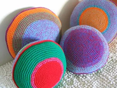 PUERTA AL SUR: Trucos para decorar con almohadones tejidos crochet...