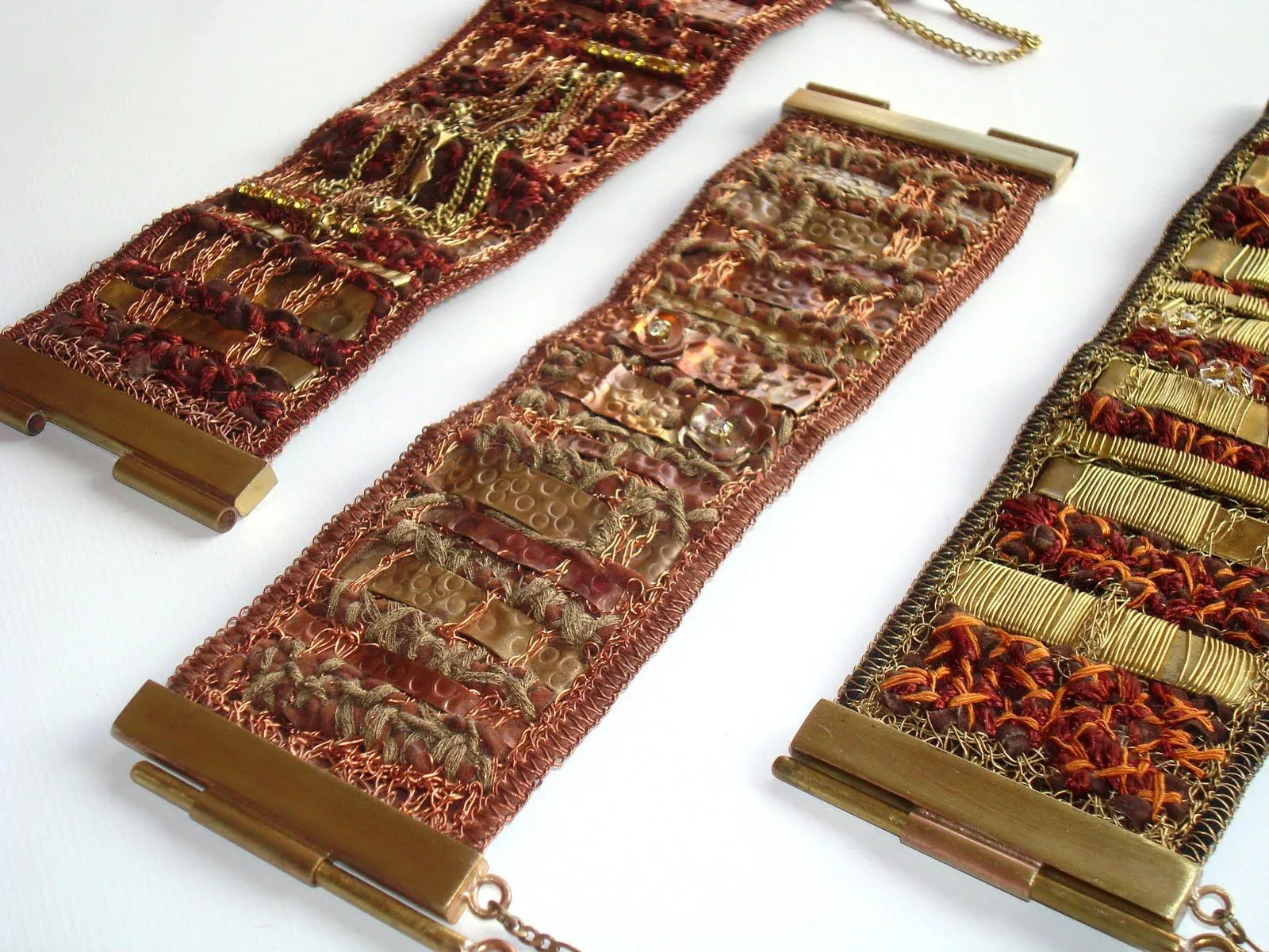 Pulseras de bronce e hilo de seda tejidas en telar manual