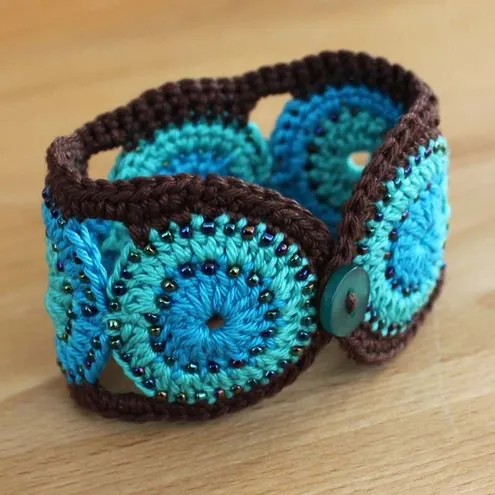 Patrones de pulseras tejidas a crochet - Imagui