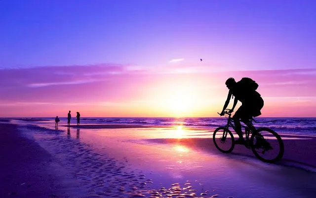 Qoltuq Yaramaz: Montando Bicicleta al Atardecer en la Playa Qoltuq Yaramaz: Montando Bicicleta al Atardecer en la Playa