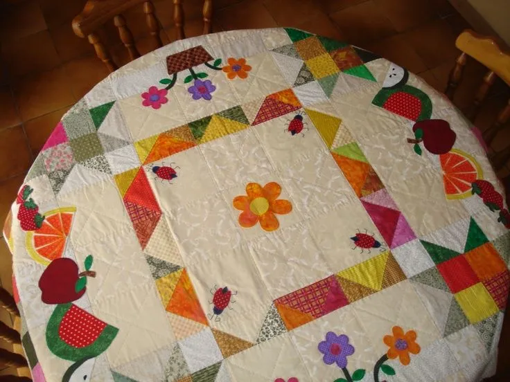 quilt manteles on Pinterest | Mantels, Quilts and Mesa Redonda