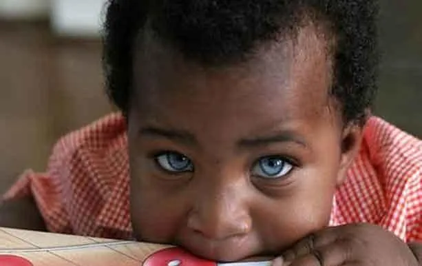 Los "curiosos" ojos de un niño africano | La Voz del Interior