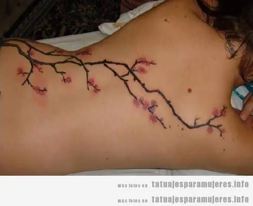 Rama de cerezo en flor tatuada a lo largo de la espalda | Tatuajes ...