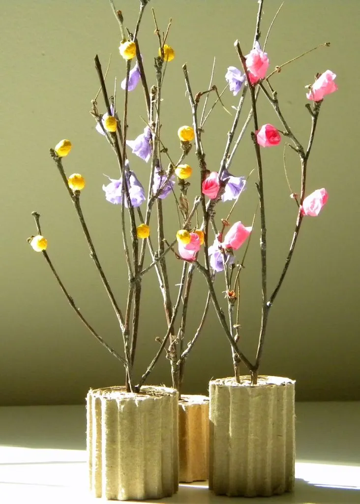 Ramas de árbol con flores de papel seda