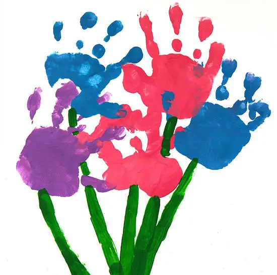 Un ramo de flores con pintura de manos - Manualidades Infantiles