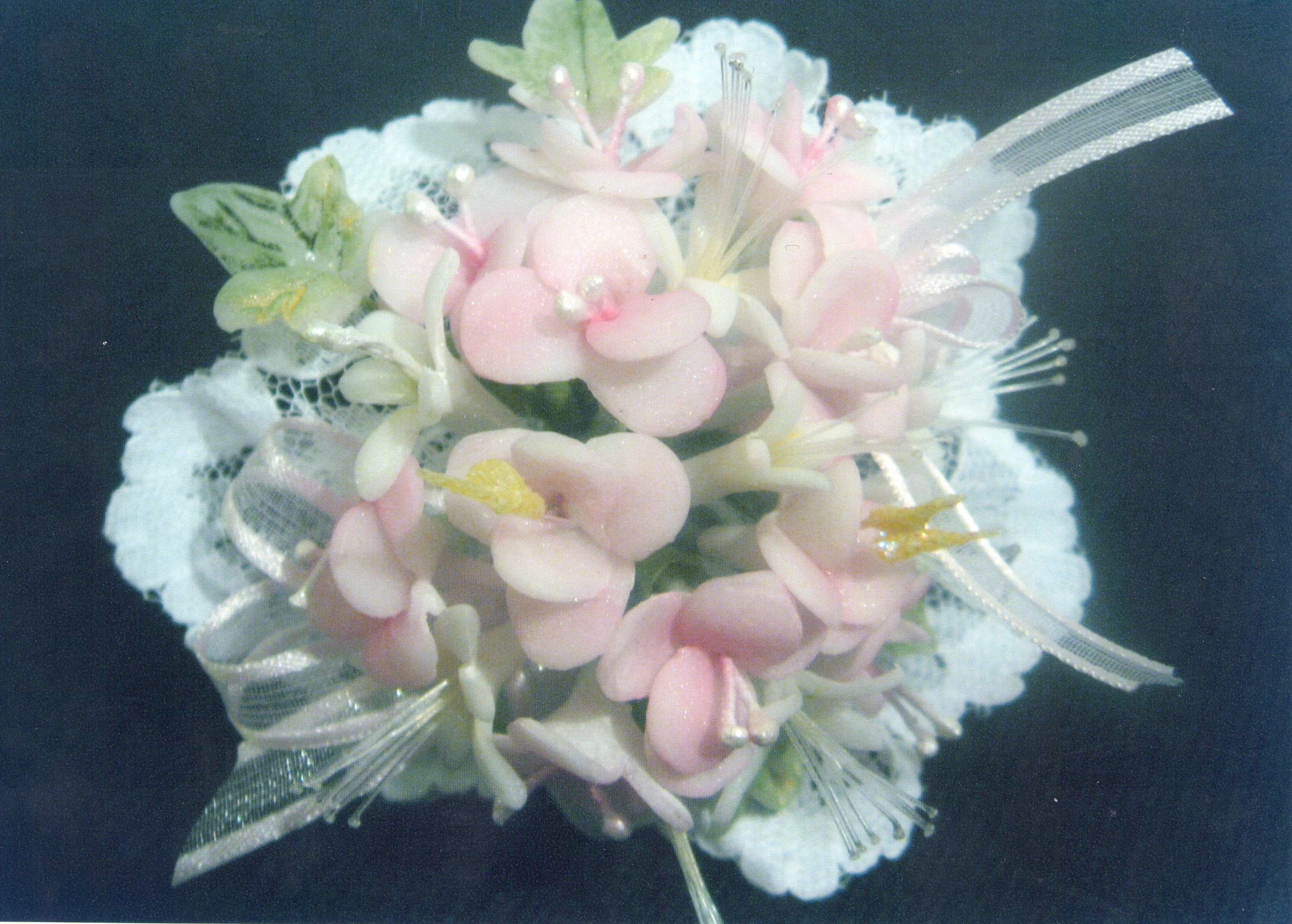 Ramo de flores realizadas en porcelana fria