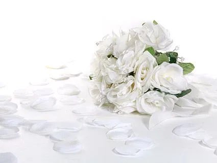 Ramos de flores y pétalos de rosas blancas Free Download
