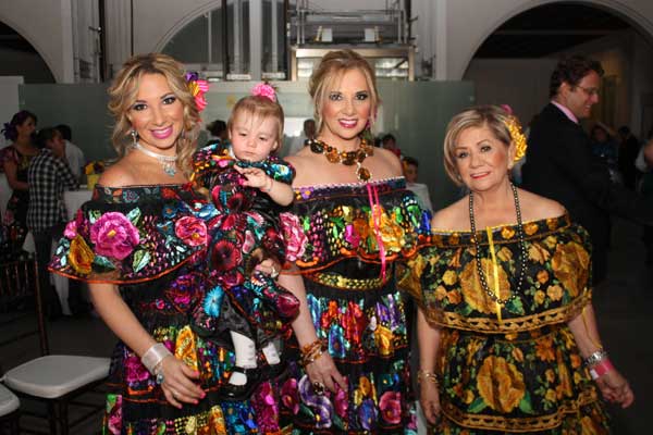 Realizan pasarela de trajes típicos mexicanos - Protocolo Foreign ...