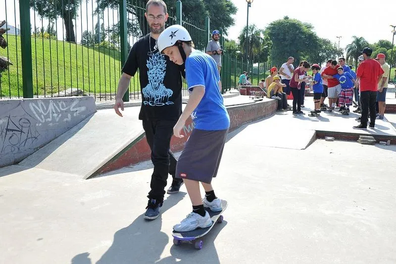 Realizaron una clase básica de skateboarding para niños con ...
