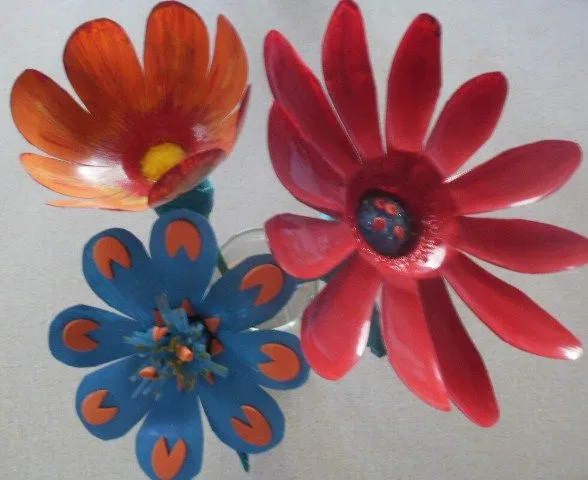 Recicl-arte-sanías!: Flores de botellas plasticas pintadas con ...