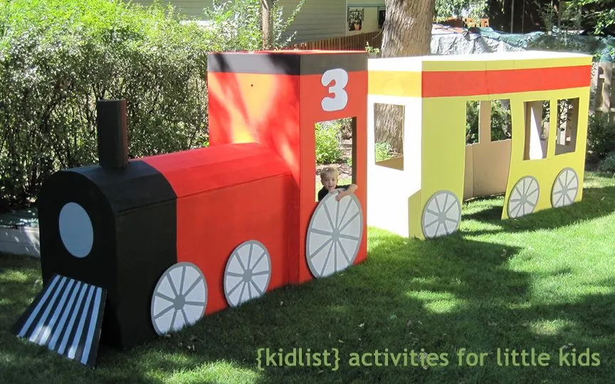 Reciclar cajas de cartón grandes haciendo un tren. | Quiero más diseño