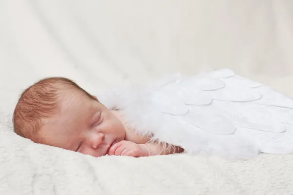 recién nacido durmiendo en las alas de los Ángeles — Foto stock ...