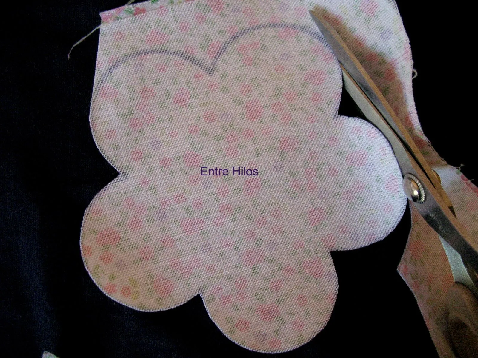 Para unir las dos partes de la flor, he usado un pegamento textil ... Para unir las dos partes de la flor, he usado un pegamento textil ...