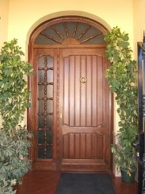 Recuerda, además, que las puertas de exterior no solo cumplen una función estética, sino que son también las encargadas de resguardar la seguridad y la privacidad de tu casa.
