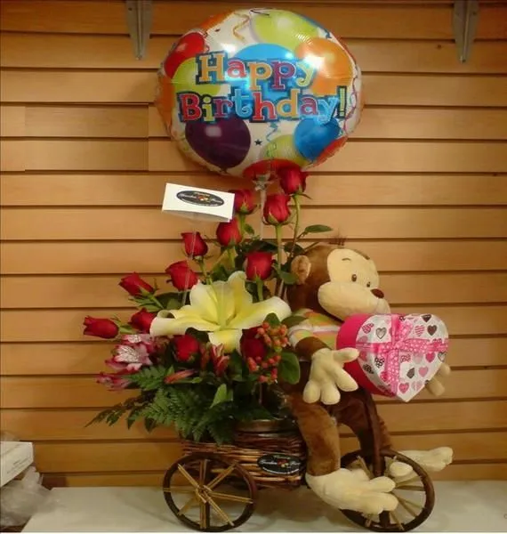 Regala arreglo floral en base de bicicleta, con globo y muñeco de ...