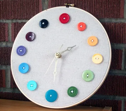 Reloj original hecho con botones en Reciclaje