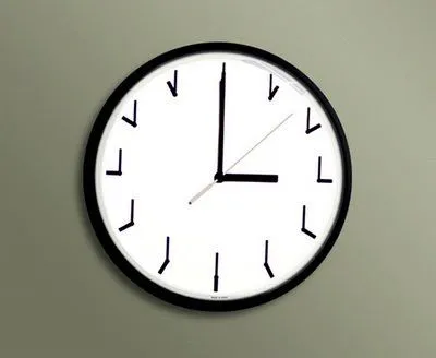 El reloj redundante de Ji Lee es redundantemente redundante.