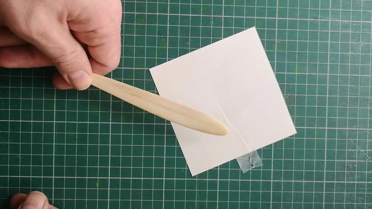 Cómo reparar una hoja de papel rota: los mejores trucos - Distribución de  papel Castilla y León, S.A