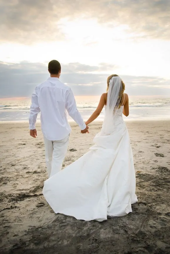 Hacer reportaje de bodas en la playa sigue gustando entre las parejas