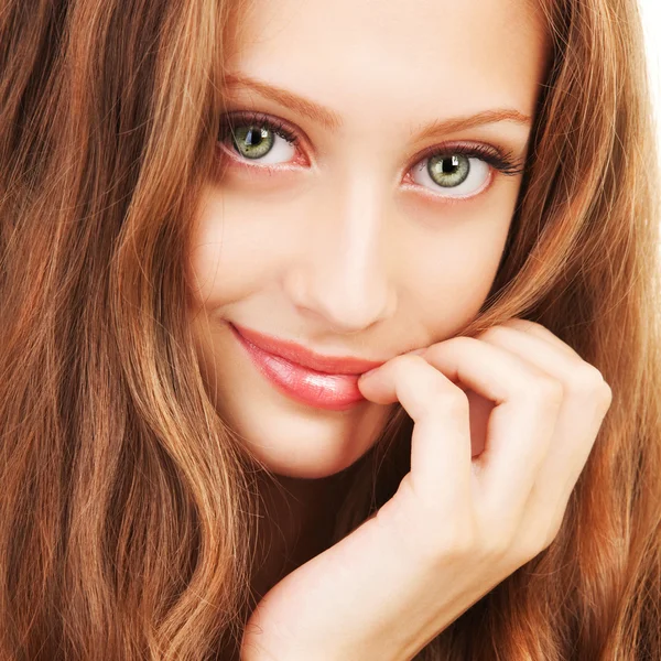 Retrato de una mujer joven con un cabello hermoso y ojos verdes ...