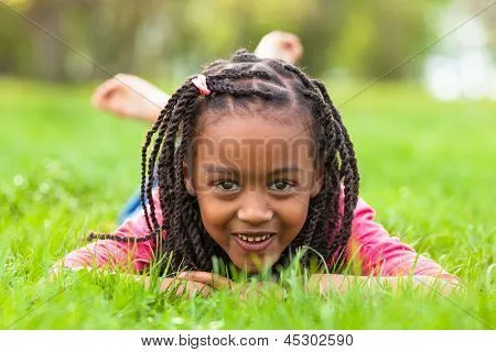 Retratos al aire libre de una linda chica negra joven sonriendo ...