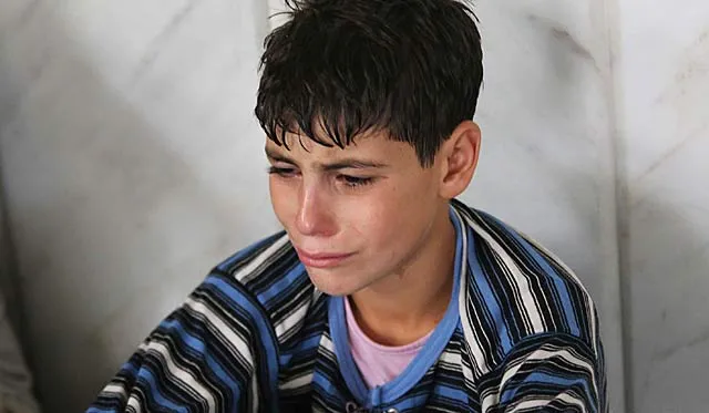 Un chico llorando - Imagui
