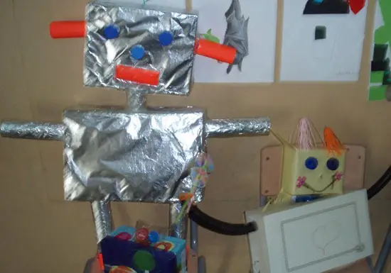 Robot Reciclado con Cajas de Cartón - Manualidades Infantiles