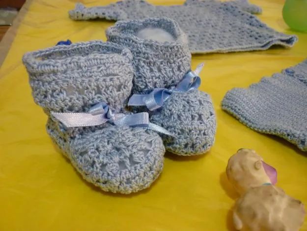 Ropa de bebe tejida al crochet - Imagui