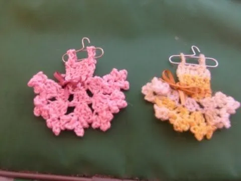 Ropa de bebé en miniatura a crochet - Imagui