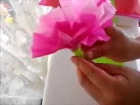 Como Hacer una rosa o un clavel con papel crepe :) | Youtube