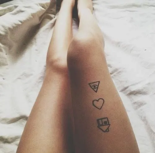 Pequeños Tatuajes de tres símbolos en la pierna | Tatuajes ...