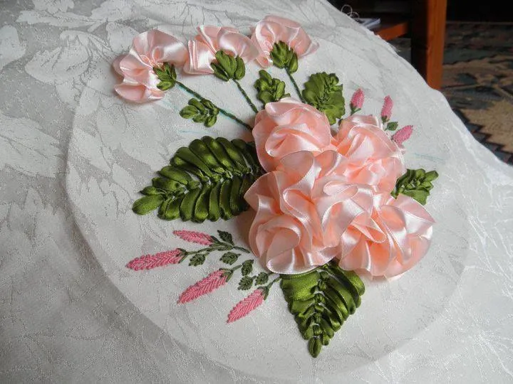 rosas bordadas en cinta | ribbon and fabric flowers | Pinterest